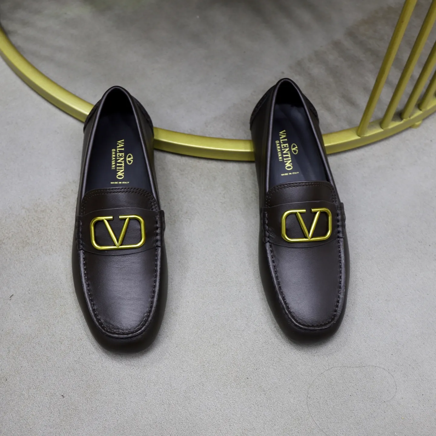 Men's shoes: 640💰VALENTINO, made of imported cowhide with imported water-dyed cow lining, iconic hardware and iconic wear-resistant outsole. 38-45 (customized at 45) VALENTINO packaging All orders enjoy the brand’s iconic product packaging